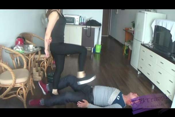 【网盘】燕子女主足打耳光肉垫