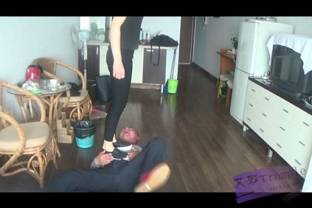 【网盘】燕子女主足打耳光肉垫