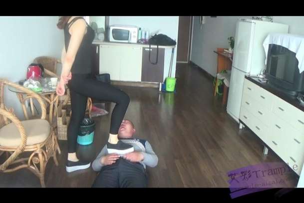 【网盘】燕子女主足打耳光肉垫