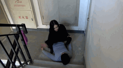 【网盘】楼道狂扇两贱m耳光