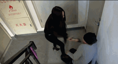 【网盘】楼道狂扇两贱m耳光