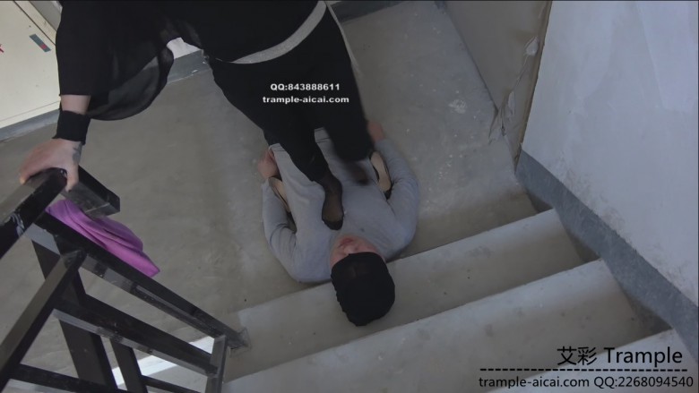 【网盘】楼道狂扇两贱m耳光