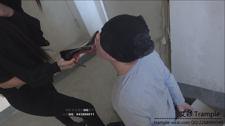 【网盘】楼道狂扇两贱m耳光