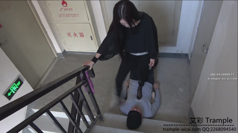 【网盘】楼道狂扇两贱m耳光