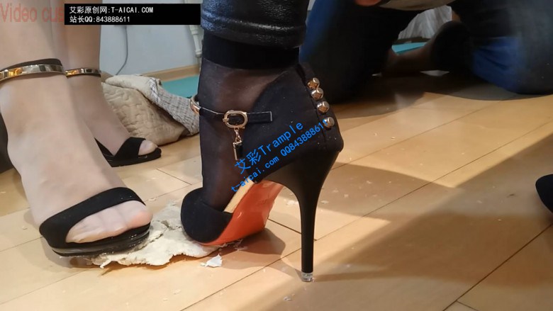 【网盘】两个主人同时出现，一起调教奴隶，给奴隶踩踏美食！
