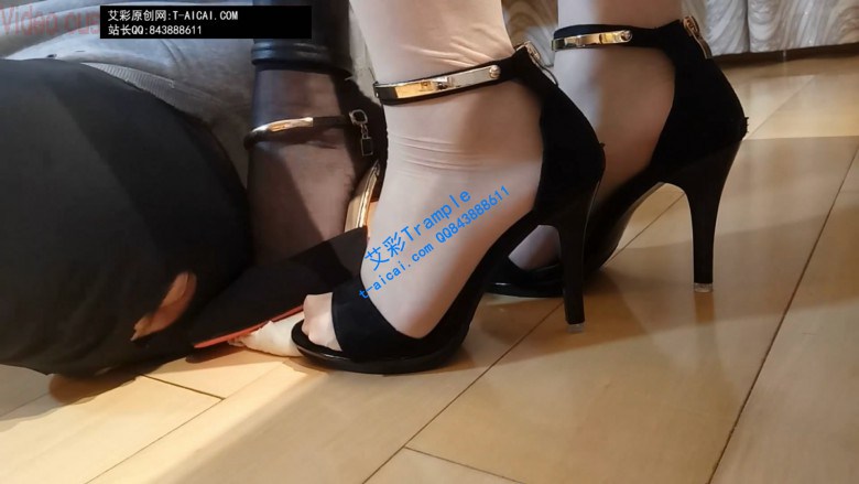 【网盘】两个主人同时出现，一起调教奴隶，给奴隶踩踏美食！