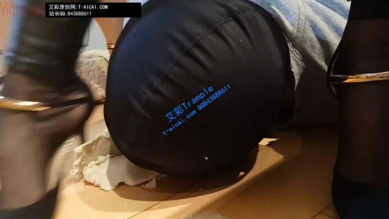 【网盘】两个主人同时出现，一起调教奴隶，给奴隶踩踏美食！