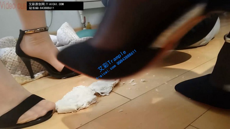 【网盘】两个主人同时出现，一起调教奴隶，给奴隶踩踏美食！