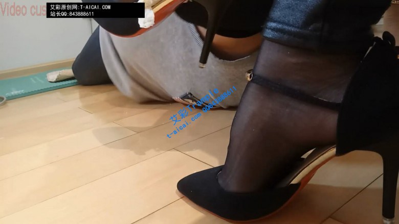 【网盘】两个主人同时出现，一起调教奴隶，给奴隶踩踏美食！