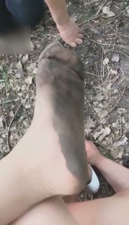 【网盘】【冷柔】户外脏鞋底泥丝袜调教痛并快乐着