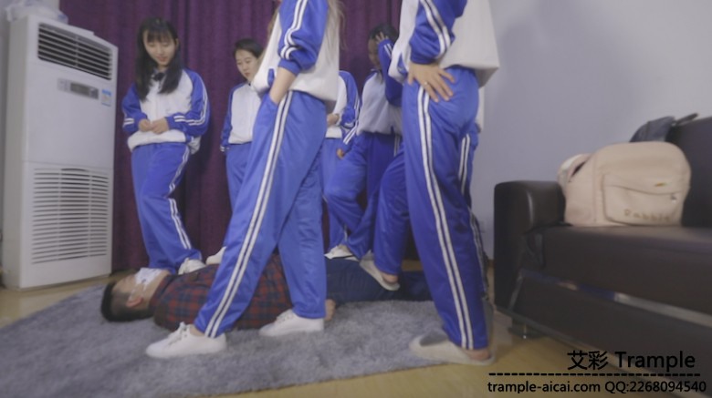 【网盘】订制7人校服坐脸羞辱
