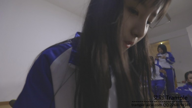 【网盘】订制7人校服坐脸羞辱