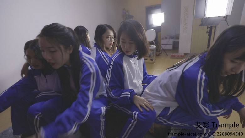 【网盘】订制7人校服坐脸羞辱