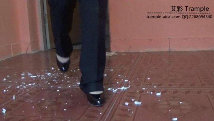 【网盘】女主职业装高跟物体粉碎.