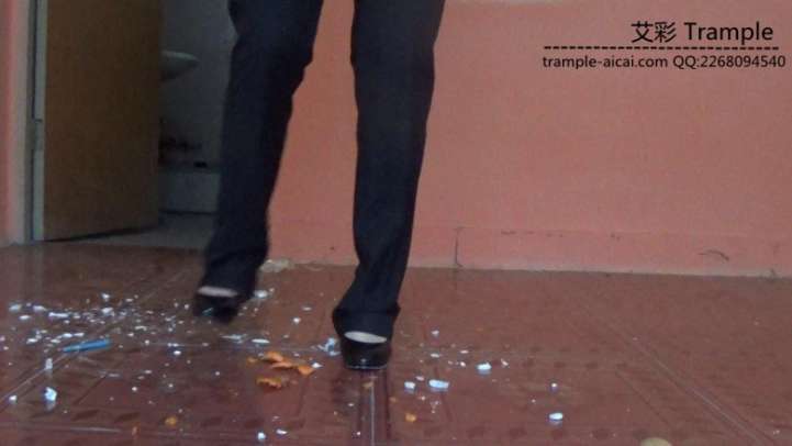 【网盘】女主职业装高跟物体粉碎.