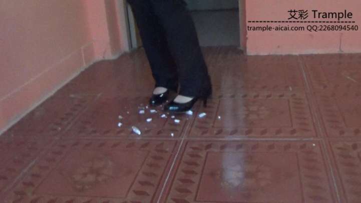 【网盘】女主职业装高跟物体粉碎.