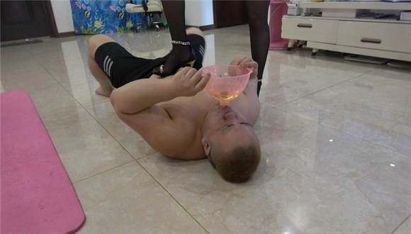 【网盘】【冷柔】性感高跟踩踏嘴含圣水的贱狗