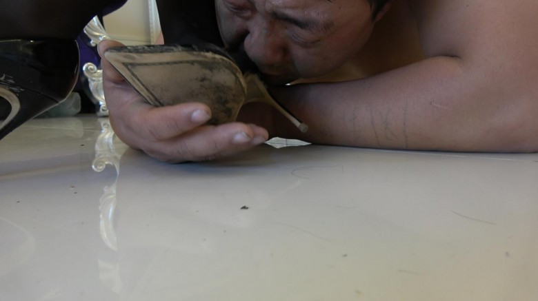 【网盘】超脏泥鞋底舔鞋，暴力踹脸