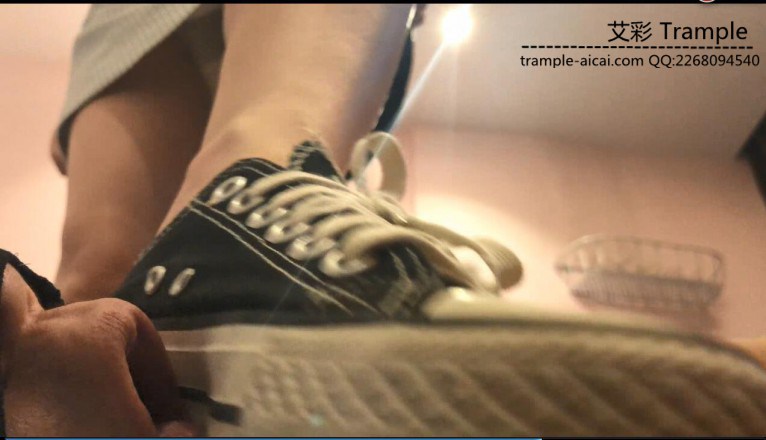 【网盘】<湘香女王>帆布鞋耳光全体重踩踏