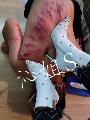 【网盘】【台湾踩踏俱乐部】沁姐踩头鞭打高压电击 YC-220416-2