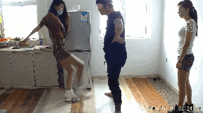 【网盘】2人の肉糸美脚の足で顔を蹴った