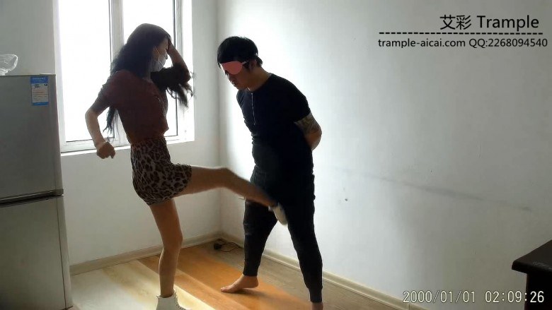 【网盘】2人の肉糸美脚の足で顔を蹴った