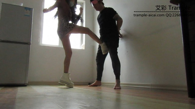 【网盘】2人の肉糸美脚の足で顔を蹴った