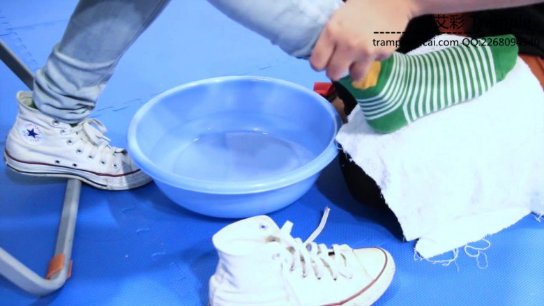 【网盘】美女直播惩罚搭档闻袜子 神秘宗教洗脚礼 美女脚揉面