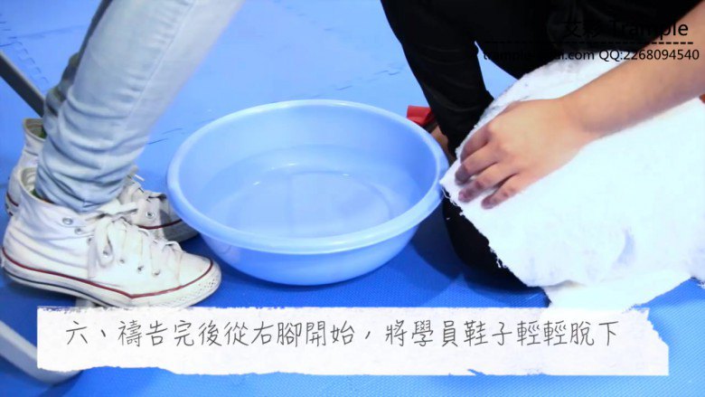 【网盘】美女直播惩罚搭档闻袜子 神秘宗教洗脚礼 美女脚揉面