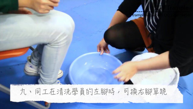 【网盘】美女直播惩罚搭档闻袜子 神秘宗教洗脚礼 美女脚揉面