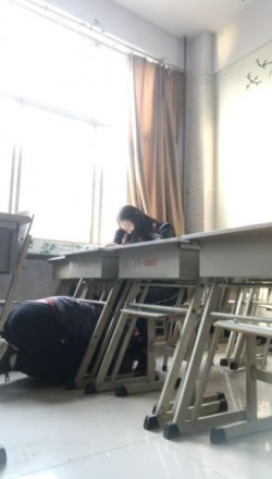 【网盘】教室里舔小姐姐的裸足