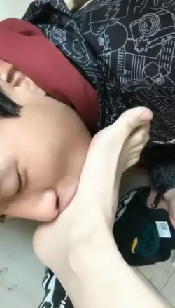 【网盘】教室里舔小姐姐的裸足