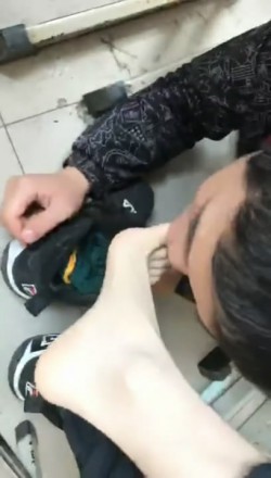 【网盘】教室里舔小姐姐的裸足