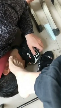 【网盘】教室里舔小姐姐的裸足