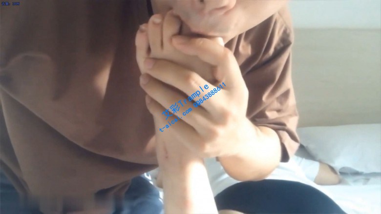 【网盘】舔学妹汗臭棉袜下的脚