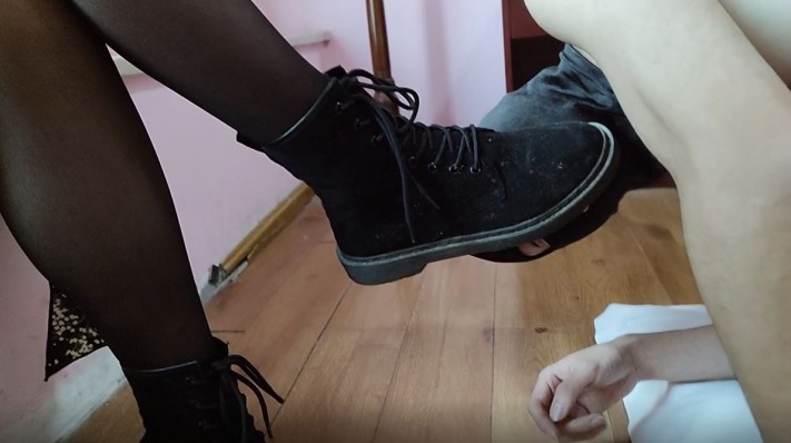 【网盘】厌女王调教舔鞋底