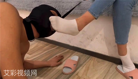 【网盘】佳萌女神白靴调教恋足贱奴舔脏鞋底