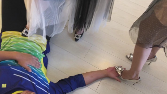 【网盘】双美女S美裙靓鞋无情踩踏调教 YC-220112-9