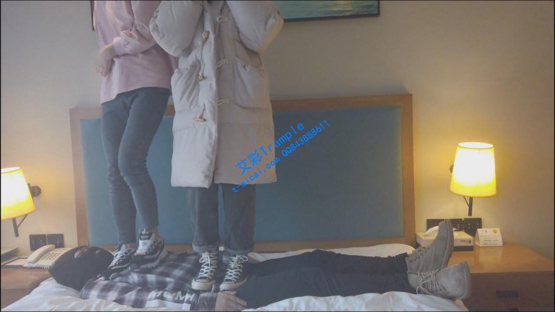 【网盘】【小彤双人踩踏】和篮球姐姐在哥哥身上玩耍 YC-200109-5