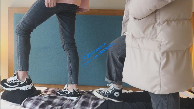 【网盘】【小彤双人踩踏】和篮球姐姐在哥哥身上玩耍 YC-200109-5