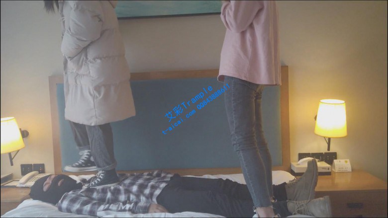 【网盘】【小彤双人踩踏】和篮球姐姐在哥哥身上玩耍 YC-200109-5