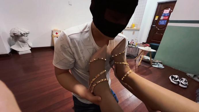 【网盘】珂玥女神沉浸式训狗-高颜值女S丝袜高跟踩踏调教，闻丝袜脚舔鞋底羞辱 YC-220614-6