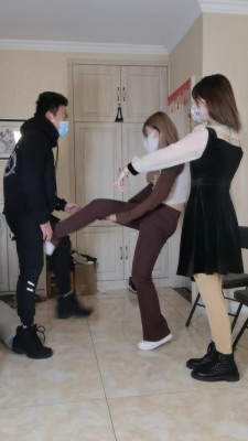 【网盘】双女神模特踢裆耳光闻脚 YC-220905-3