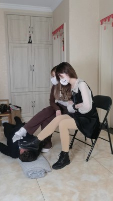 【网盘】双女神模特踢裆耳光闻脚 YC-220905-3