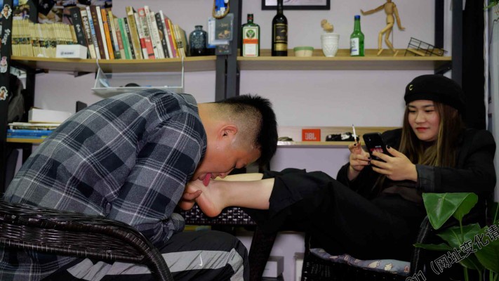 【网盘】【第5风格】琴琴小主露脸首秀，沉浸式舔脚 YC-221231-6