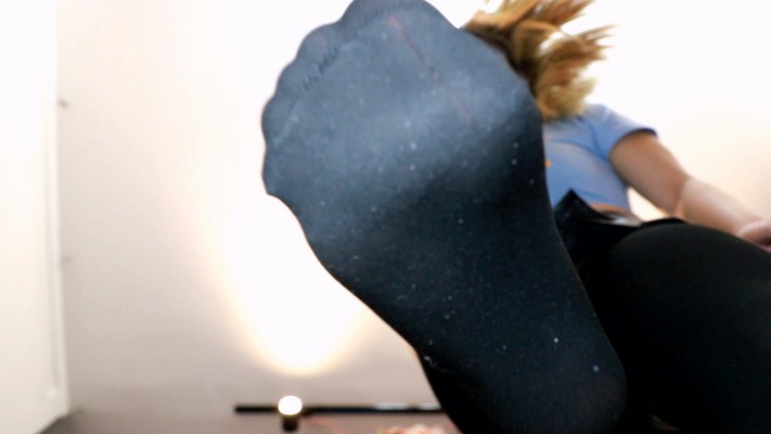 【网盘】蜜蜜厚黑丝踩脸闻脚POV