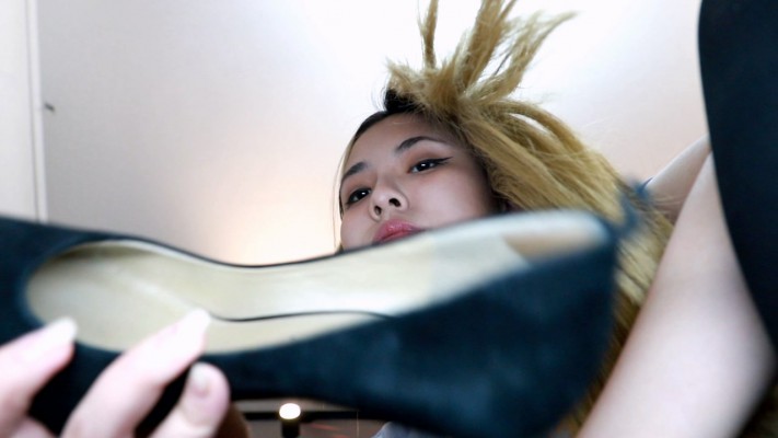 【网盘】蜜蜜厚黑丝踩脸闻脚POV