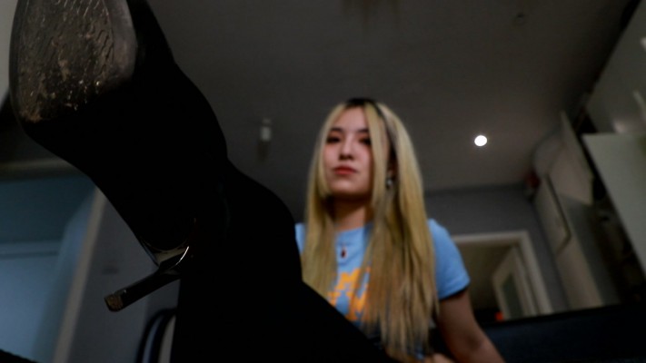 【网盘】蜜蜜厚黑丝踩脸闻脚POV