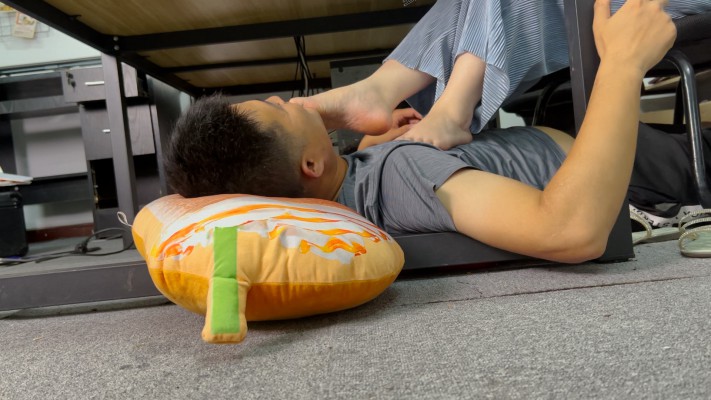 【网盘】【第5风格】下班后心甘情愿当女友的脚垫 YC-230628-4