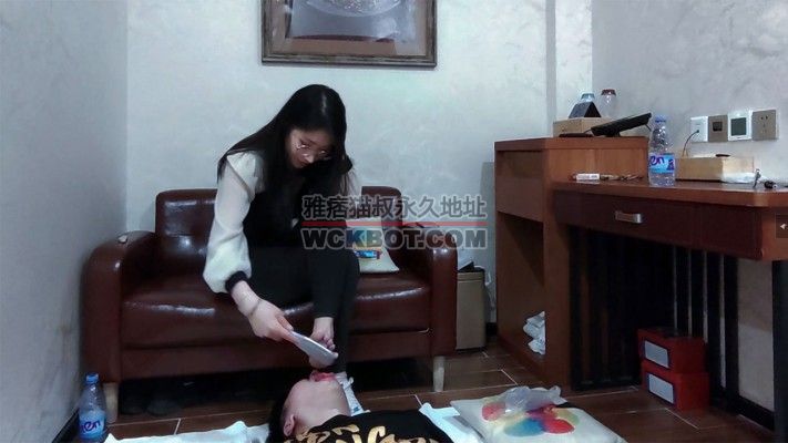 【网盘】【冷凝】搓脚皮脚泥让脚奴用嘴接-人体垃圾桶系列（七） YC-230724-10